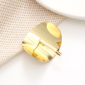 Fermaglio per capelli minimalista in metallo dorato lucido con finitura lucidata su bianco