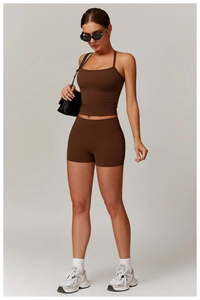Gros plan d'un ensemble de yoga marron avec débardeur et short à taille haute