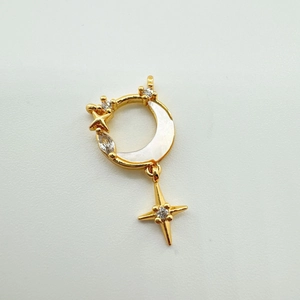 Détail du pendentif lune et étoile plaqué or 18K avec nacre blanche et zircon cubique