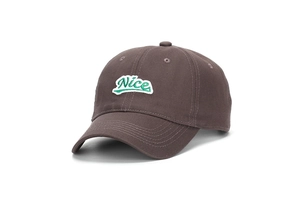 Détail de la broderie Nice verte sur la casquette de baseball en coton marron foncé