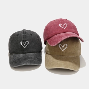 Drei gewaschene Vintage-Baseballkappen mit Herzstickerei in Schwarz Weinrot und Khaki-Farben