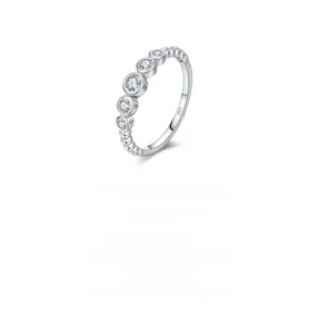Close-up of S925 sterling silver bubble ring with gradient round-cut moissanite stones