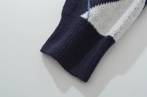 Nahaufnahme der Rippbündchen und des blauen Rautenmusters an diesem Herbstpullover