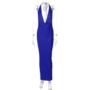 Vue détaillée de face d'une robe longue bleu roi à dos nu avec décolleté en V plongeant