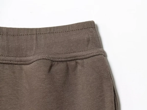 Detail of coffee brown ribbed elastic waistband with high-density knitting and stitching