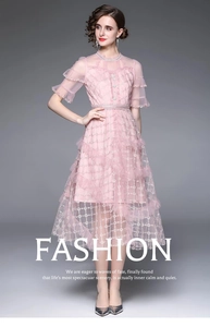 Détail de la broderie florale en fil doré sur robe de soirée en dentelle rose