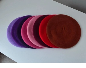 Detailed fan-shaped arrangement showing 7 vibrant colors of thickened wool berets