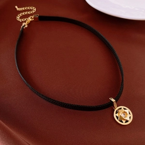 Dark style star pendant choker necklace in black faux leather and gold metal
