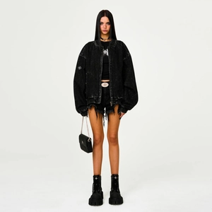 Giacca da baseball oversize in denim nero lavato stile vintage con dettagli a croce
