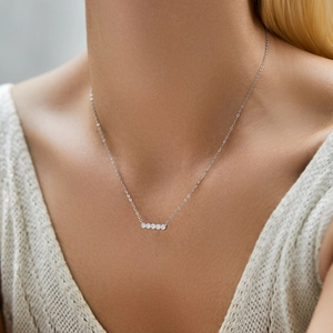 Collana in argento S925 con cinque scintillanti pietre di moissanite rotonde di colore D