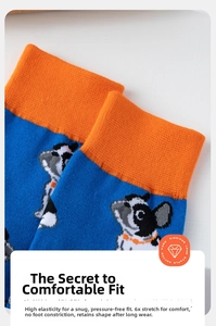 Nahaufnahme der hochelastischen orangefarbenen Manschette und der Socke mit Bulldoggen-Muster