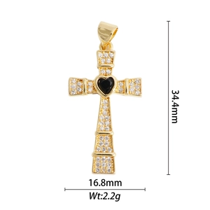 Détail du pendentif croix avec pierre cœur noire, dimensions 34,4 mm sur 16,8 mm