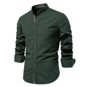 Détail d'une chemise à manches longues pour homme en lin vert foncé avec col mao