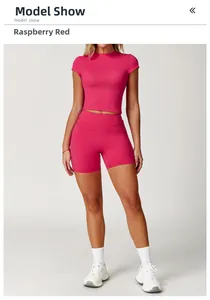 Vista frontale del set da yoga due pezzi rosso lampone con crop top e pantaloncini
