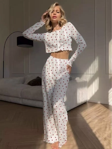 Dettaglio pigiama bianco con stampa di fragole con maglia a maniche lunghe e pantaloni larghi