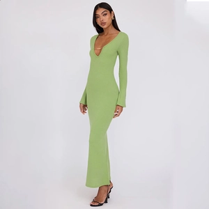 Détail de la robe longue en maille vert clair avec col en V profond et manches longues