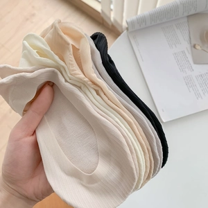 Detail von tief geschnittenen unsichtbaren Socken mit vertikalem Rippmuster und Elastikbund
