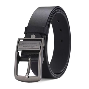 Gros plan sur une ceinture en cuir noir avec sangle texturée et boucle ardillon métallique