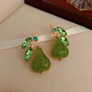 Détail de boucles d'oreilles vintage en forme de poire avec résine verte et cristaux