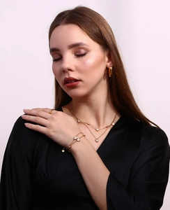 Detail showing 18K gold-plated shell heart jewelry set with necklace and bracelet