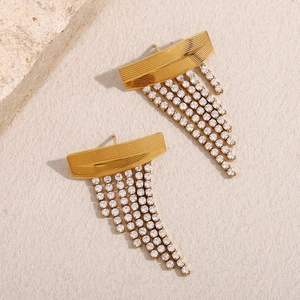 Détail macro des boucles d'oreilles à franges plaquées or 18 carats et cristaux zircons