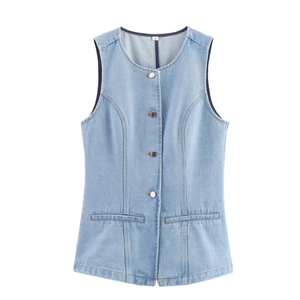 Gilet en jean bleu clair classique pour femme avec design sans manches sur fond blanc