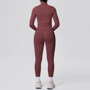 Vista posteriore del set da yoga bordeaux con top a collo alto e leggings attillati
