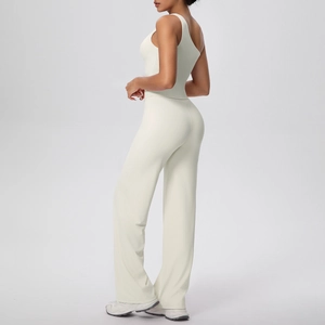 Détail d'un ensemble de yoga crème avec débardeur ajusté et pantalon large taille haute