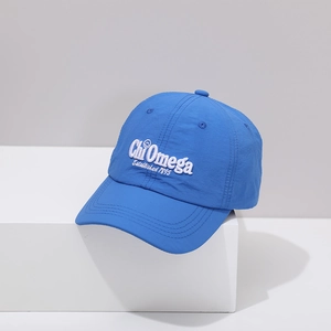 Detalle de gorra de secado rápido azul real con bordado blanco de Chi Omega estilo escolar
