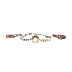 Dettaglio macro del simbolo dell'infinito su un bracciale intrecciato colorato con perle dorate
