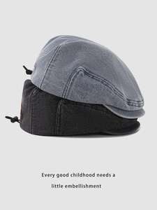 Détail de bérets en denim pour enfants avec cordon réglable et broderie Boston