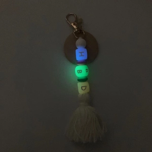 Porte-clés lumineux avec perles HBD, disque en bois et pompon blanc en gros plan