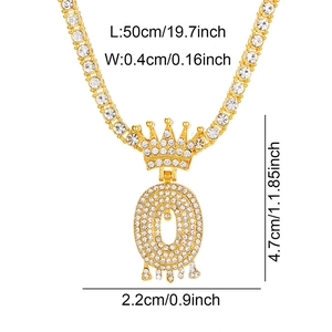 Dimensioni del ciondolo a corona lettera O dorato con collana tennis da 50 cm