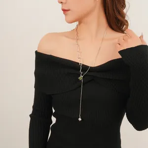 Elegante verstellbare Y-Halskette mit grünem Zirkonanhänger auf silberner Wellenkette