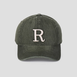 Détail de la lettre R brodée en 3D sur casquette de baseball en denim délavé vert