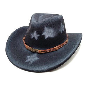 Détails du chapeau de cowboy en feutre noir avec étoiles blanches et boucle de crâne