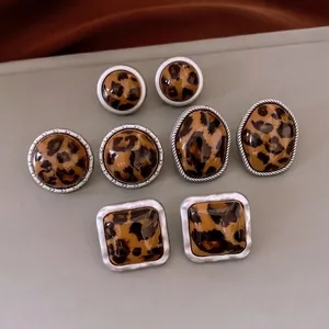 Ensemble de boucles d'oreilles léopard en acrylique aux formes variées et tiges argent