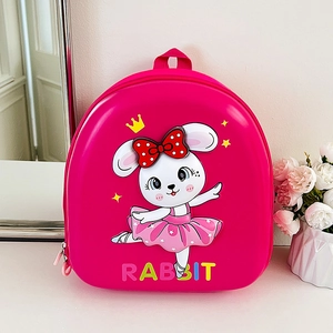 Gros plan d'un sac à dos lapin rose rigide avec lapin de ballet 3D et logo coloré