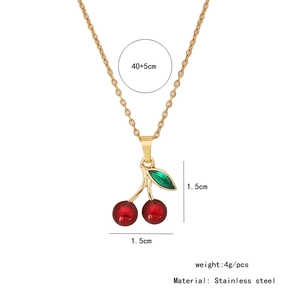 Vue détaillée du collier pendentif cerise rouge avec annotations de dimensions