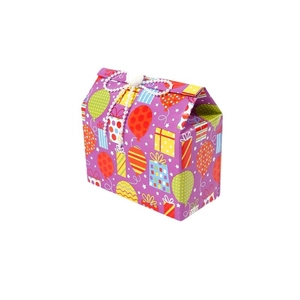 Boîte cadeau d'anniversaire violette avec ballons et ruban blanc perlé décoratif