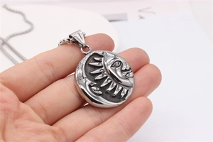 Dettaglio del ciondolo tarocchi sole e luna in argento con collana a sfere