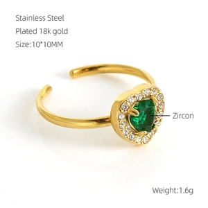 Dettaglio anello in acciaio placcato oro 18K con zircone verde a cuore da 10x10mm