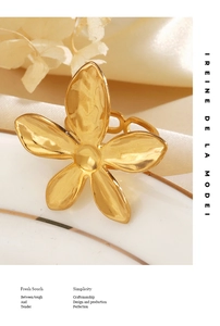 Détail de la bague fleur plaquée or 18K avec anneau chaîne épaisse sur soie blanche