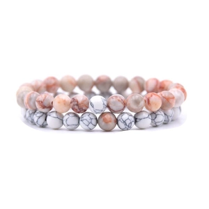 Gros plan de bracelets en perles de 8mm en agate naturelle et pierre turquoise blanche