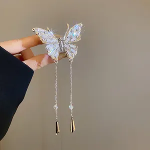 Pince à cheveux papillon élégante avec strass et longs pompons en chaîne pendante
