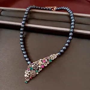 Set gioielli vintage con perle grigio scuro e ciondolo floreale con strass lucidi