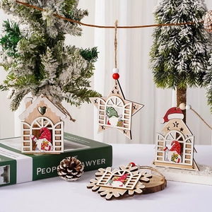 Sammlung rustikaler Weihnachtsanhänger aus Holz mit farbenfrohen Wichtel-Illustrationen