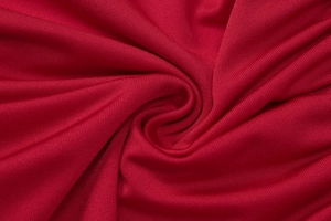 Vue macro détaillée du tissu en maille rouge respirant avec texture plissée pour robes