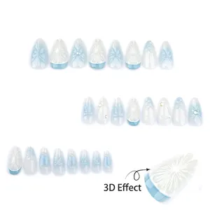 Unghie finte effetto 3D con marmo blu, motivi floreali bianchi e texture agrumate