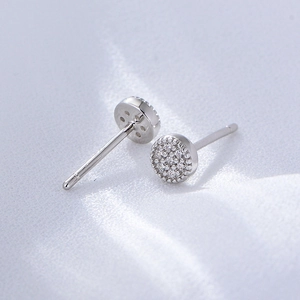 Eleganti orecchini a lobo tondi in argento 925 con zirconi bianchi scintillanti